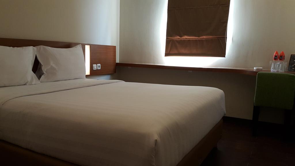 Biz Hotel City Center Амбон Экстерьер фото