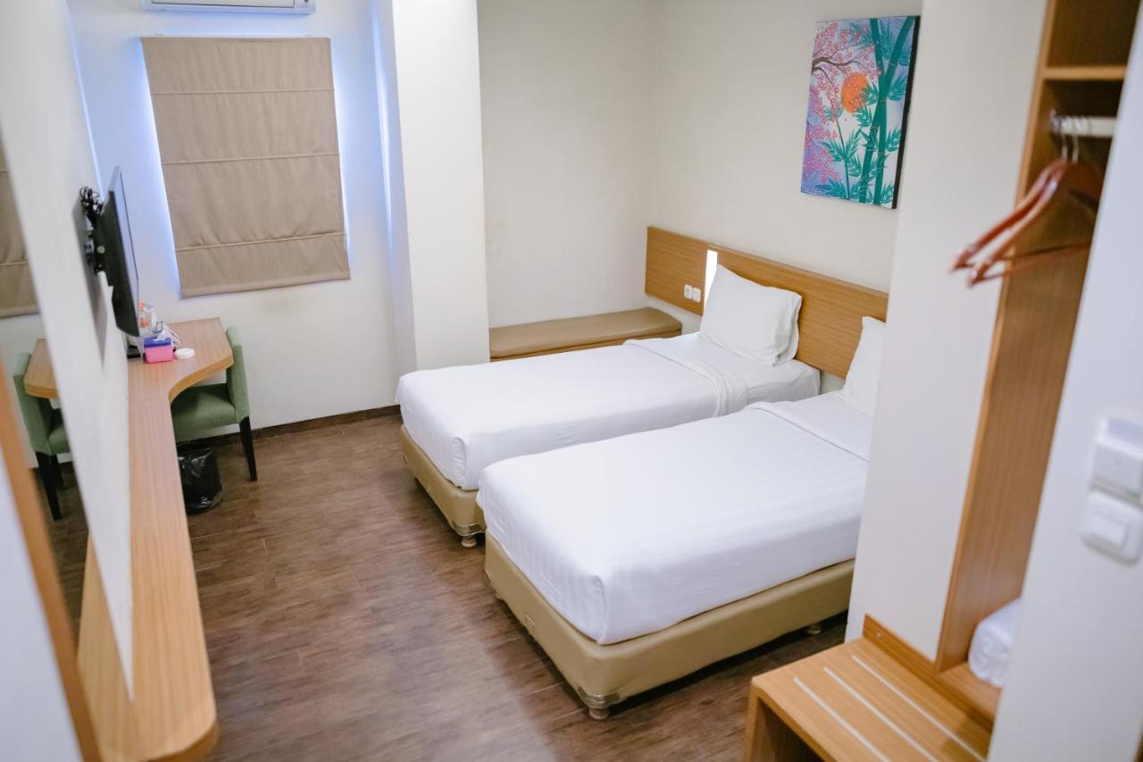 Biz Hotel City Center Амбон Экстерьер фото