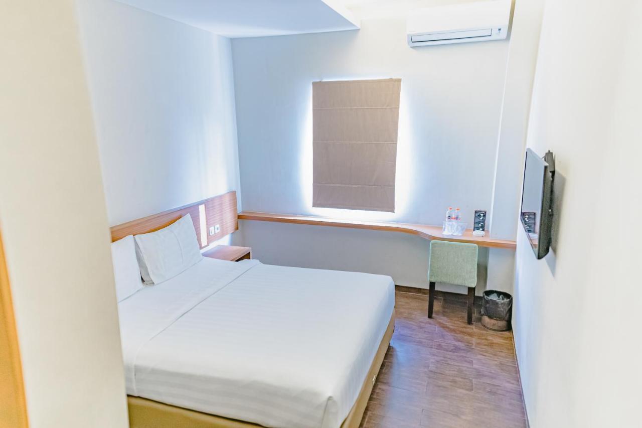 Biz Hotel City Center Амбон Экстерьер фото