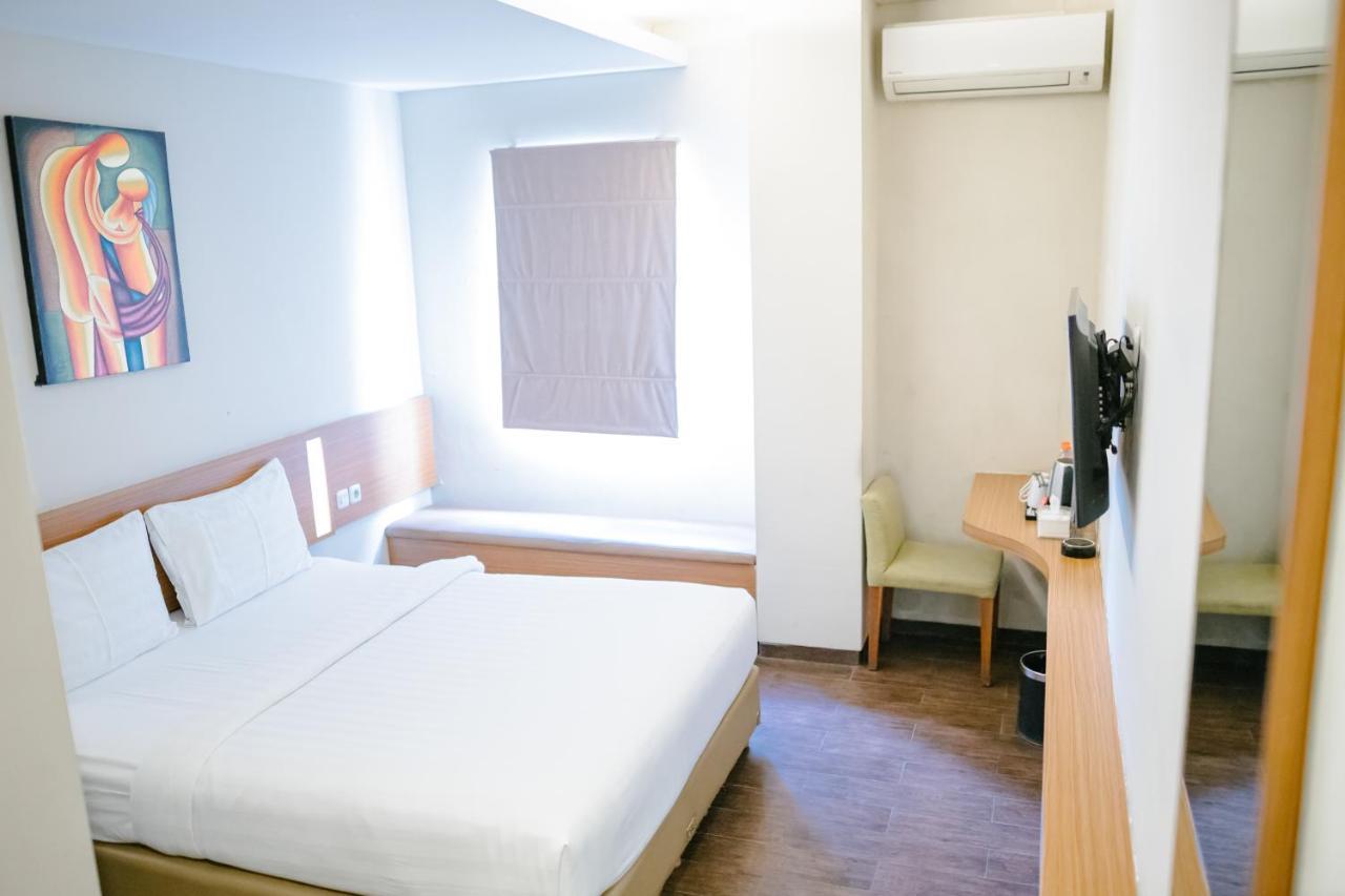Biz Hotel City Center Амбон Экстерьер фото