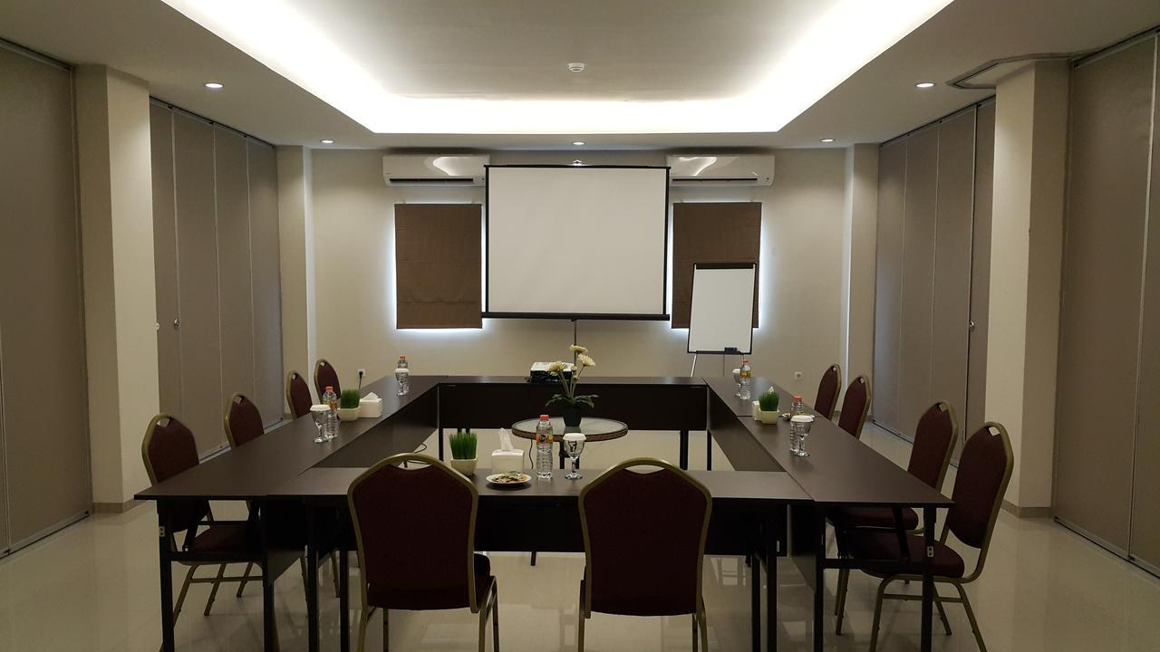 Biz Hotel City Center Амбон Экстерьер фото