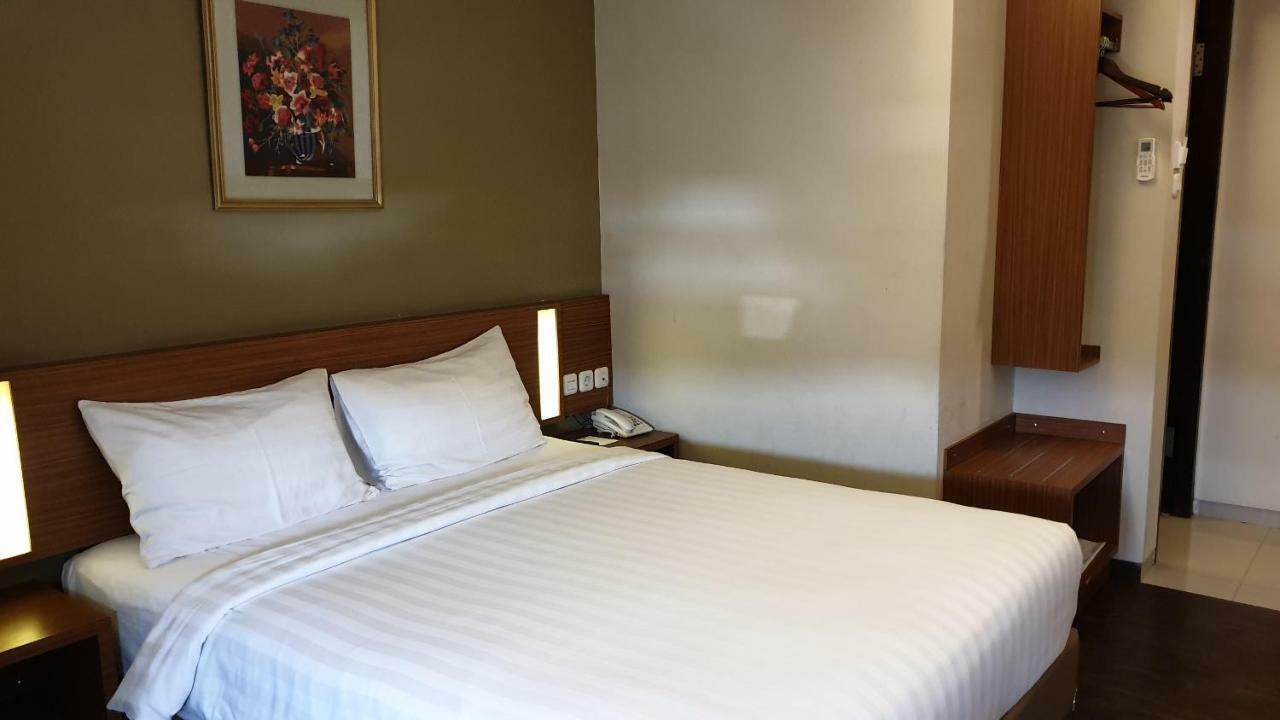 Biz Hotel City Center Амбон Экстерьер фото
