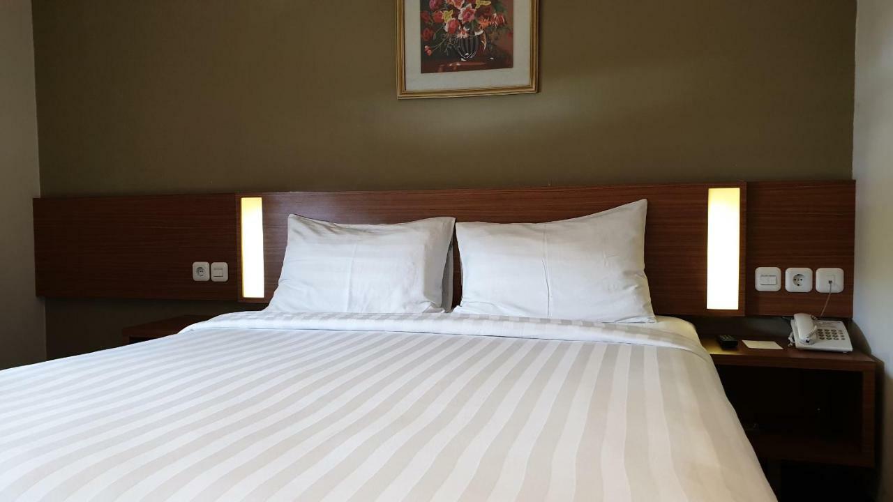 Biz Hotel City Center Амбон Экстерьер фото