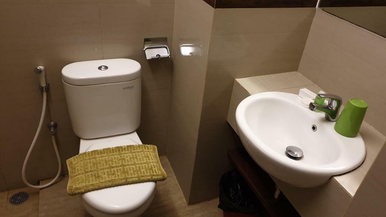 Biz Hotel City Center Амбон Экстерьер фото