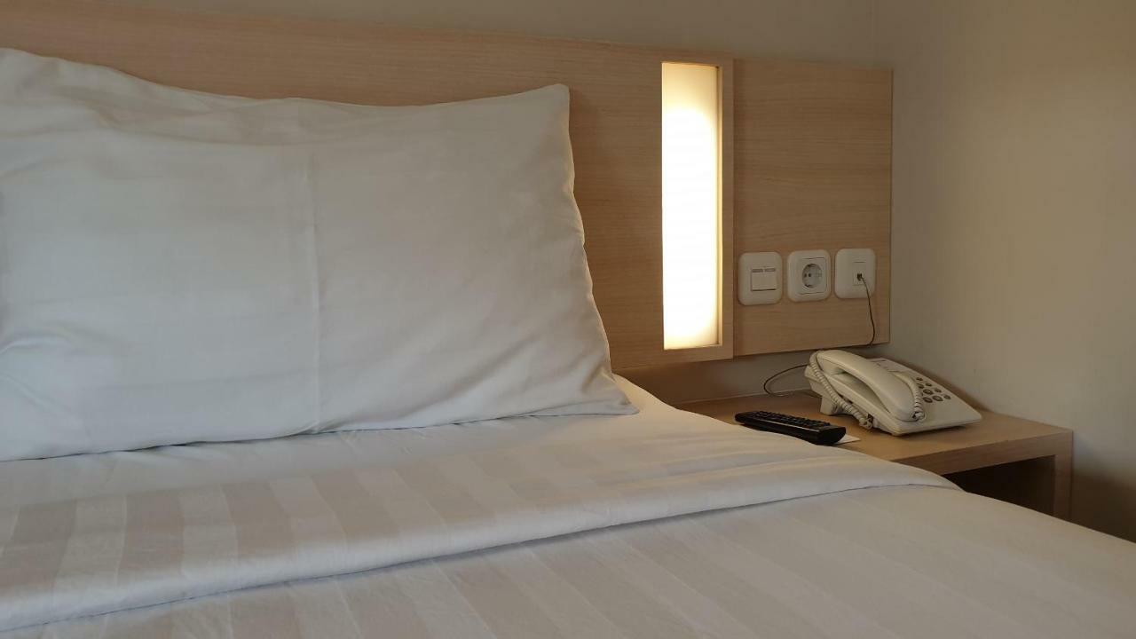 Biz Hotel City Center Амбон Экстерьер фото