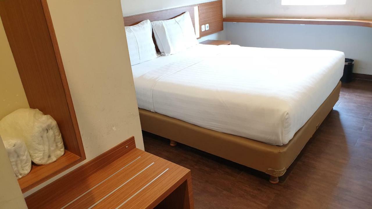 Biz Hotel City Center Амбон Экстерьер фото