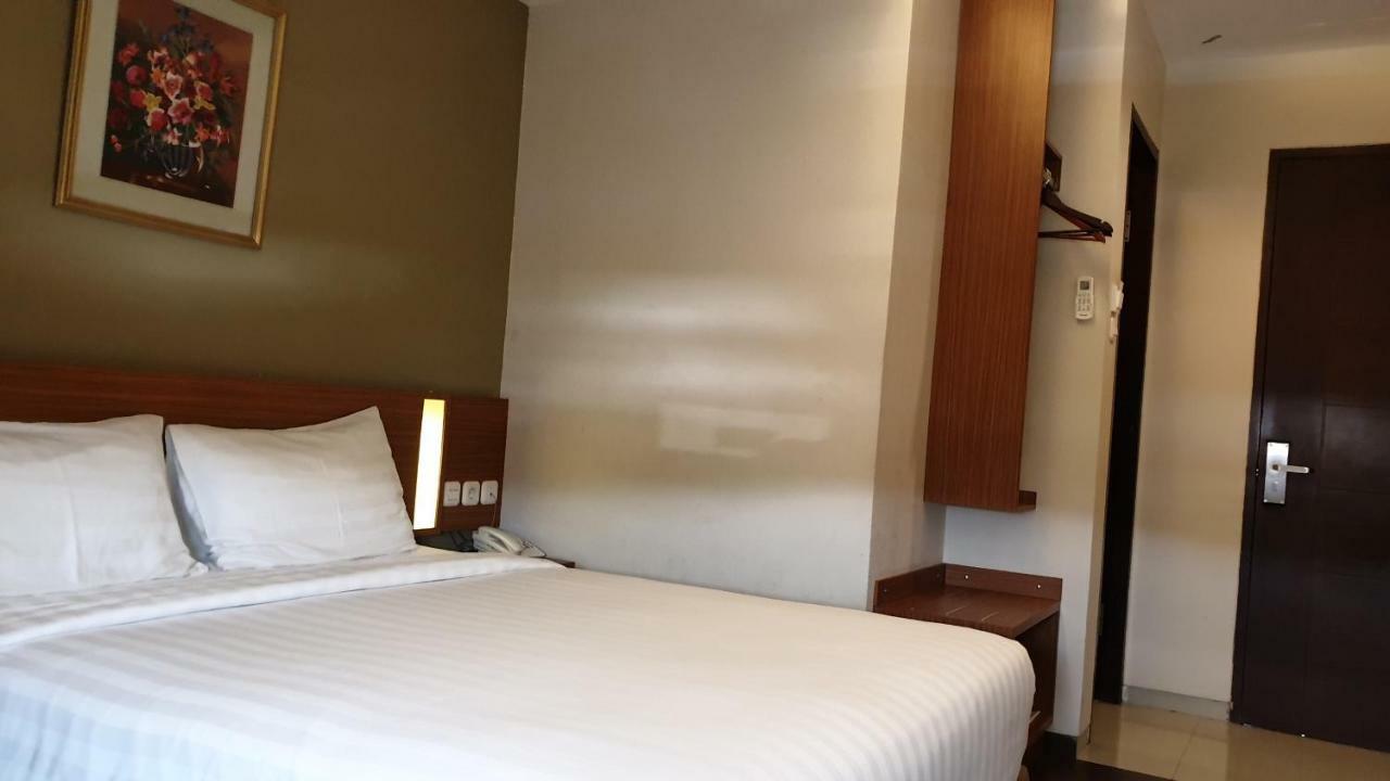 Biz Hotel City Center Амбон Экстерьер фото